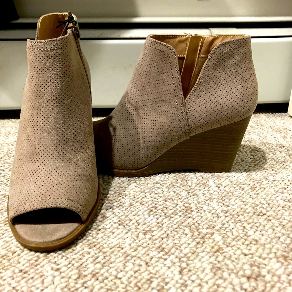 Unbranded peep toe booties